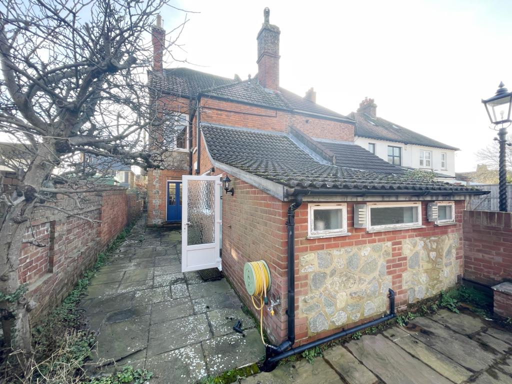Lot: 102 - FOUR-BEDROOM HOUSE FOR IMPROVEMENT AND MODERNISATION - Rear of property